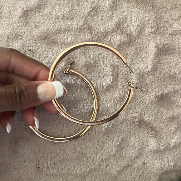 ✨PRICE DROP✨HOOP EARRINGS✨ - Picture 2 of 2